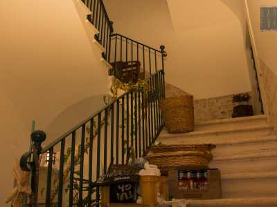 La villa si sviluppa su tre livelli, dei quali � l'ultimo ovviamente ad attirare la nostra attenzione. La scala che saliamo...